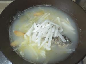 用料最少的鲫鱼萝卜汤的做法 步骤9