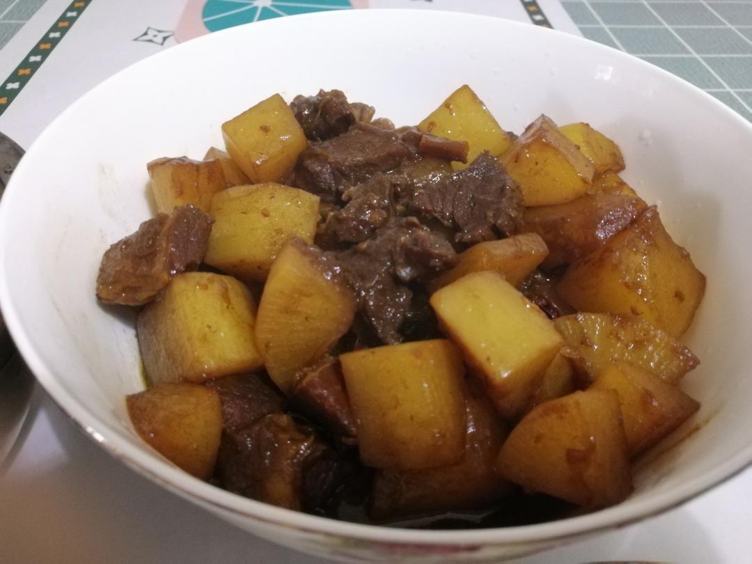 入口即化的广式萝卜牛腩煲