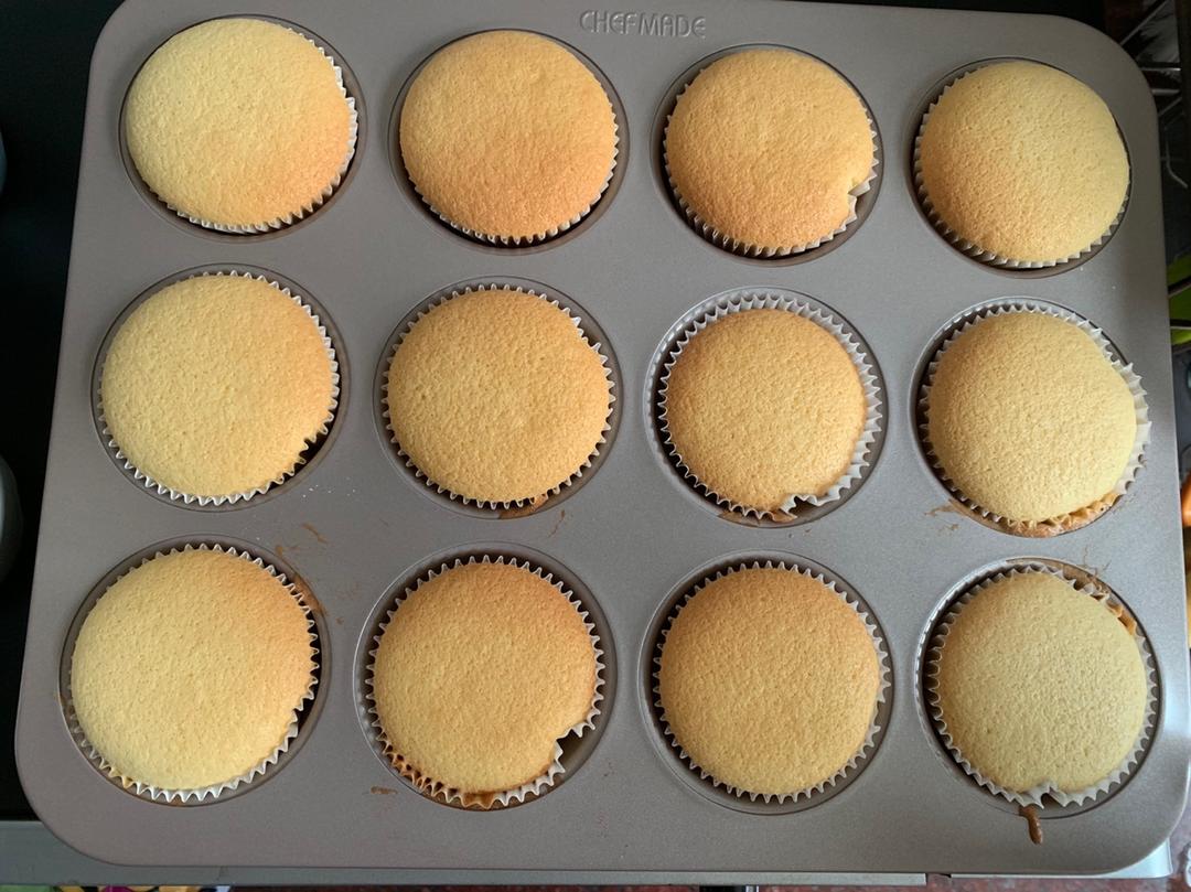 全蛋法打发原味海绵杯子蛋糕