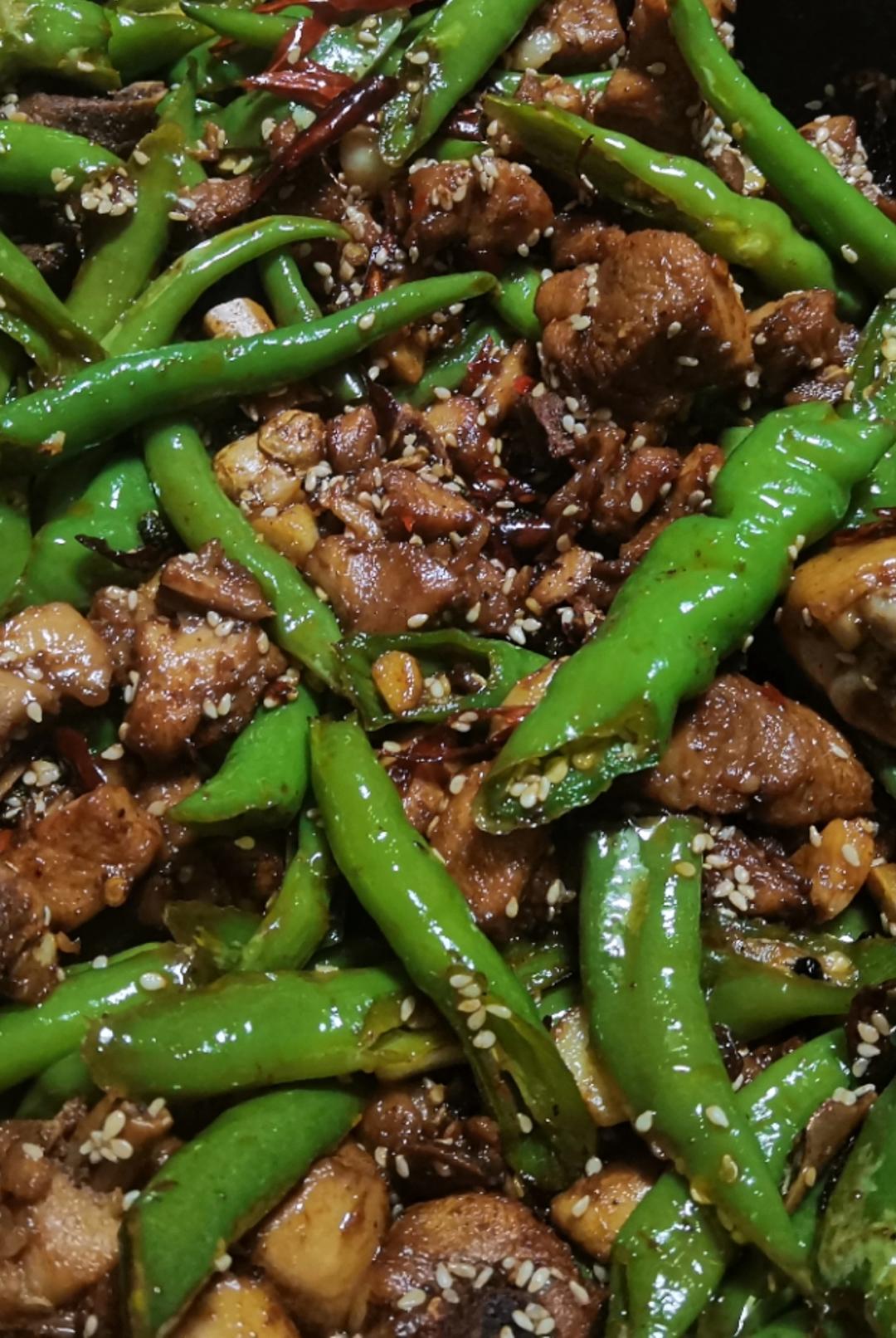 厨师长教你：“干锅鸡”的家常做法，肉香四溢回味无穷
