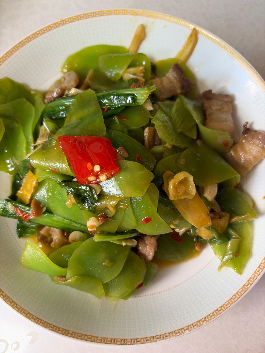 简单好吃下饭的莴笋炒肉来啦！