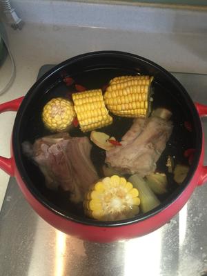 玉米大骨汤的做法 步骤2