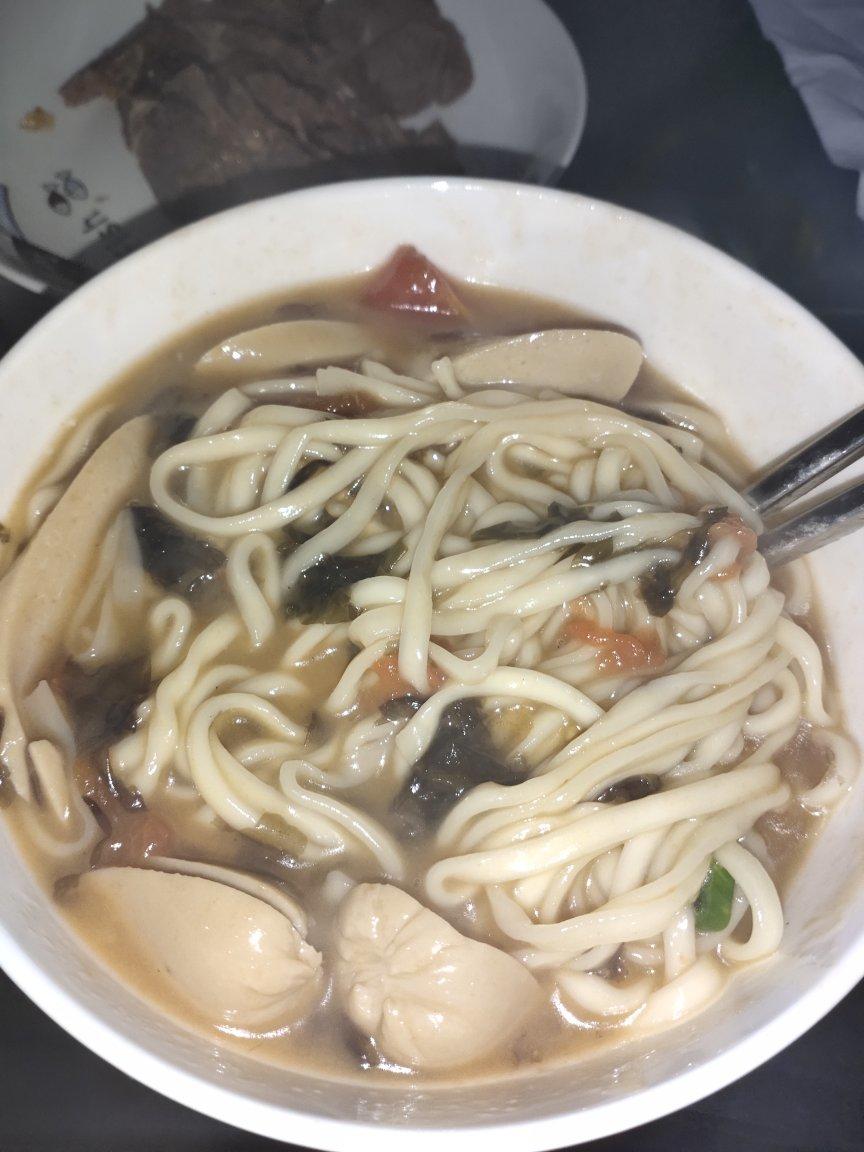 汤汁浓郁，好吃到停不下来的番茄火腿酸汤面