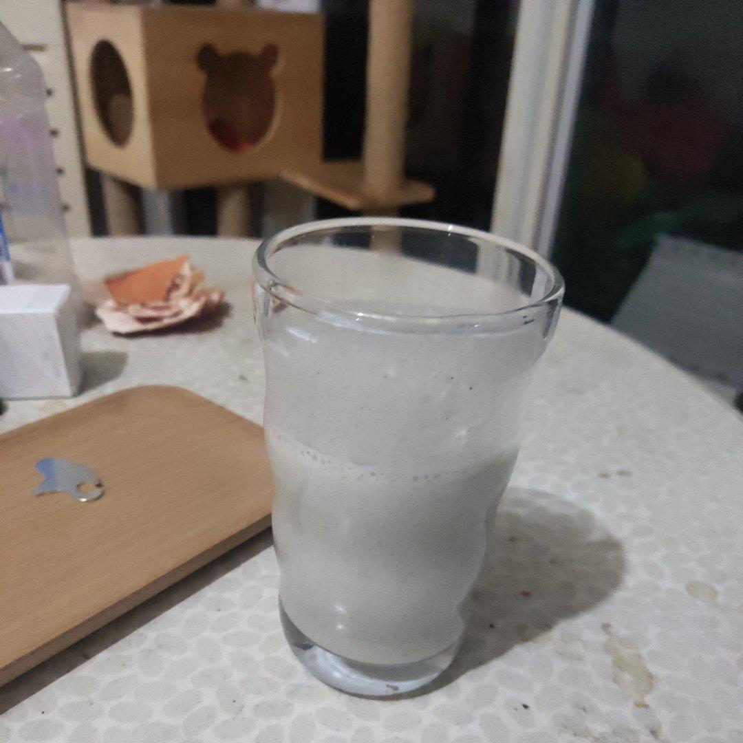 香蕉麦片黑芝麻奶昔