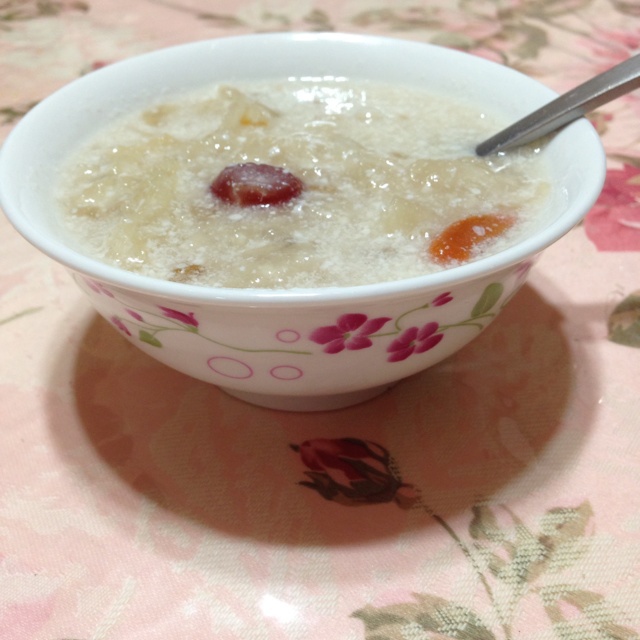 蔓越莓桃胶银耳羹