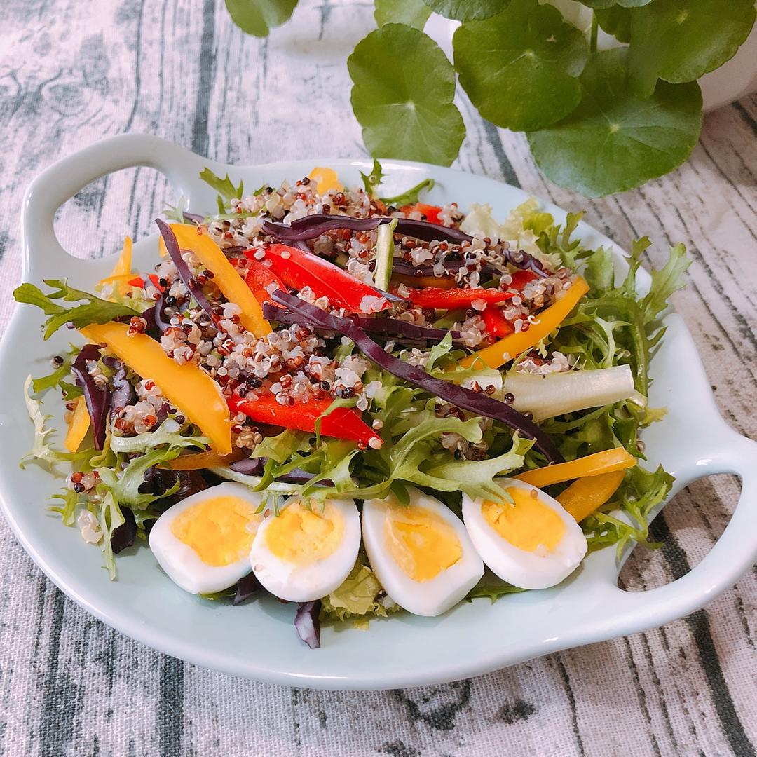 清晨食堂做的堂妈的藜麦米蔬菜沙拉