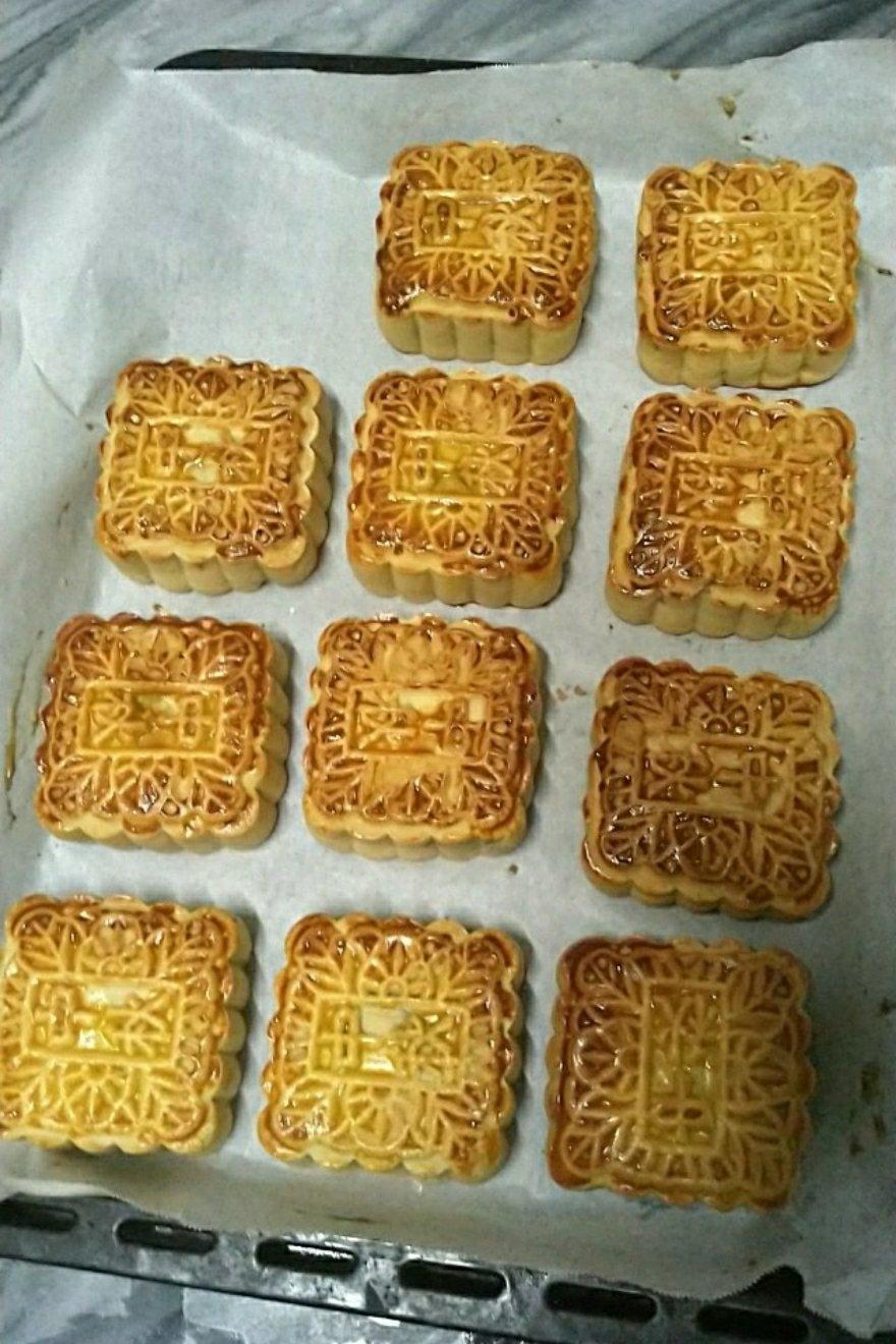 广式月饼—蛋黄莲蓉月饼