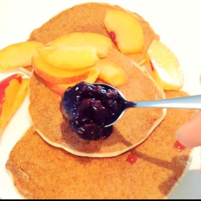 黄桃蓝莓酱pancake