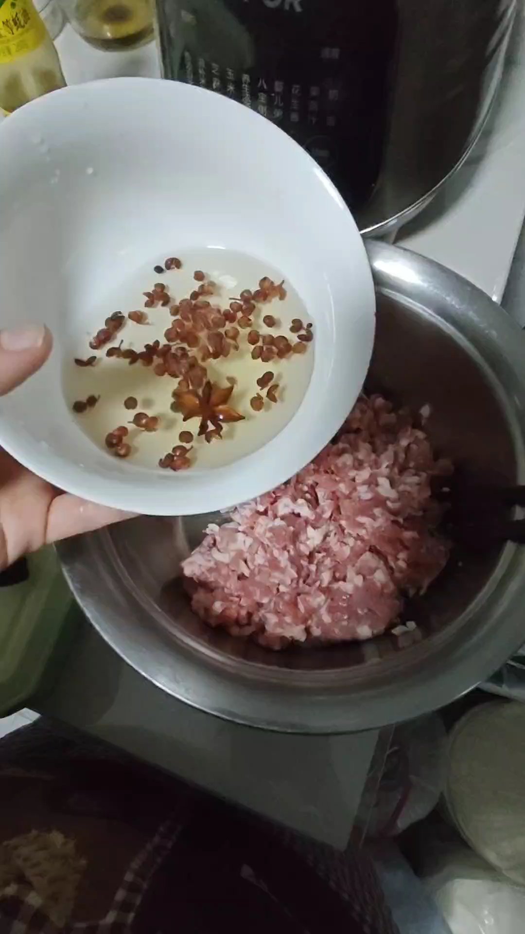猪肉香菇粉条包的做法 步骤2
