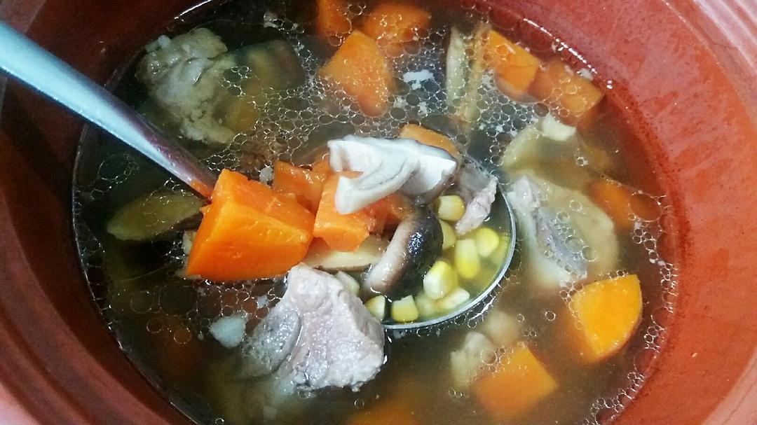 胡萝卜玉米排骨汤