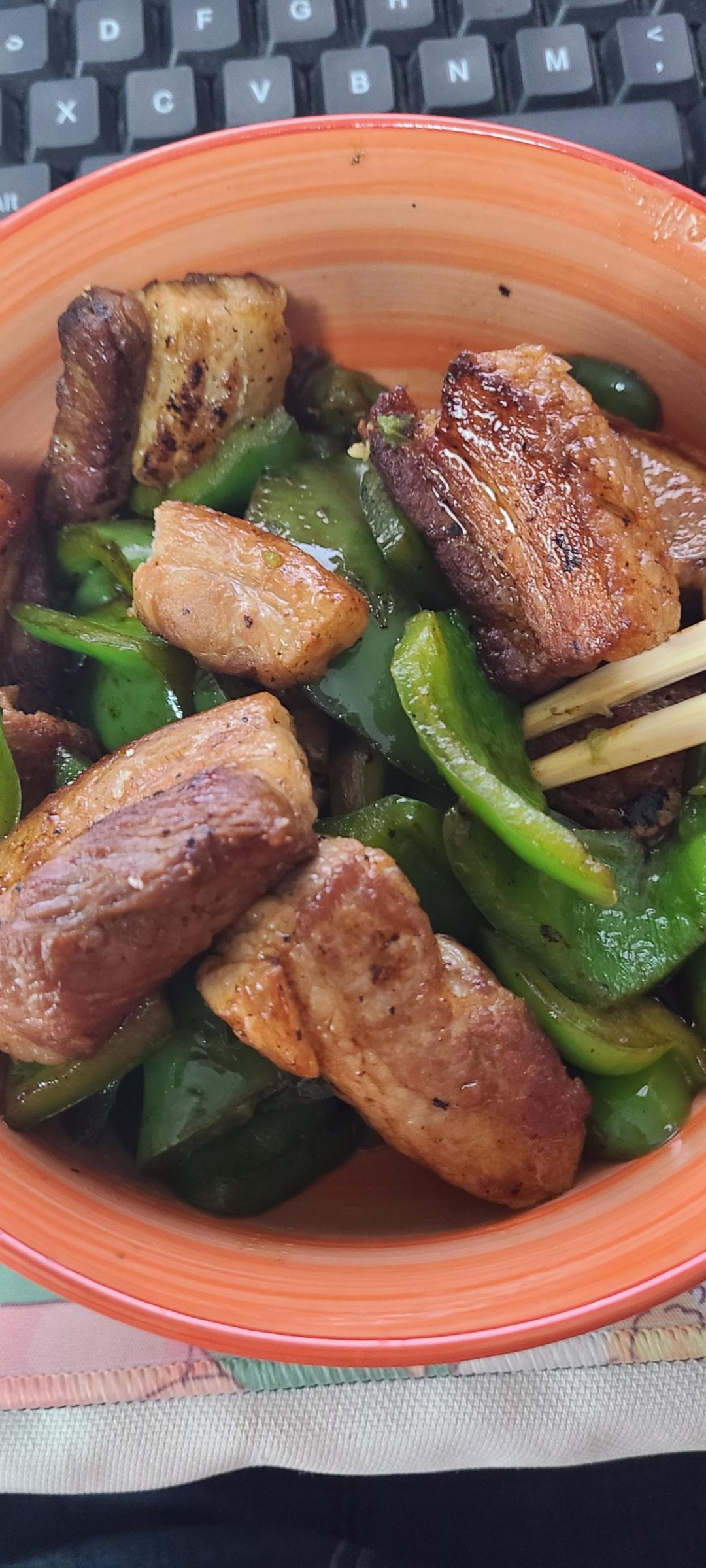 不放一滴油，焦香四溢的青椒五花肉🥩🥩