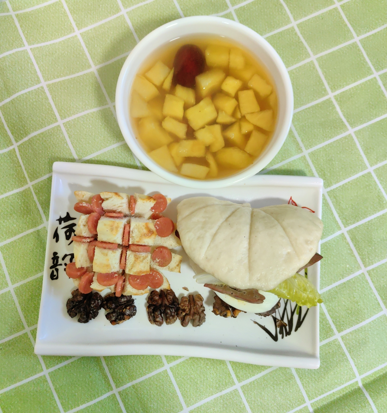 今日懒人早餐，消耗剩馒头：火腿开花烤馍，鸡蛋鸡肝夹馍，红枣苹果甜汤