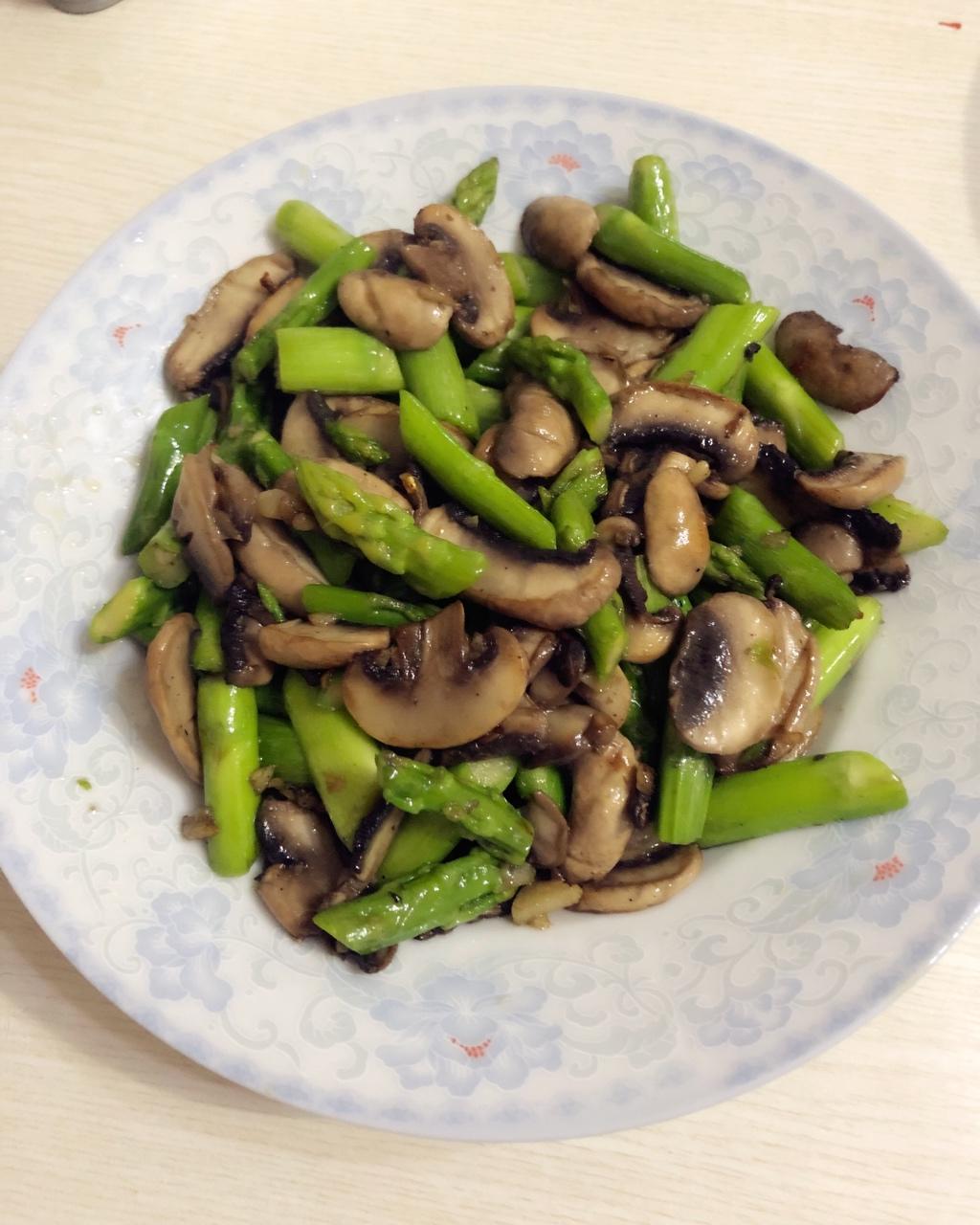 芦笋炒蘑菇