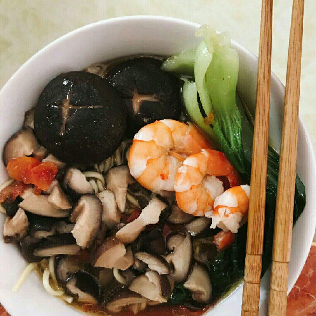 菌汤面条 看得见的香菇 尝得到的鲜美 这才是真正的菌汤