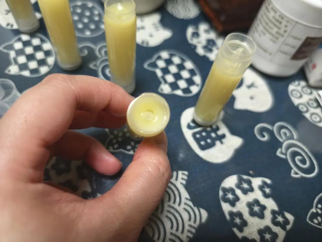 土蜂蜡润唇膏，天然到可以吃。