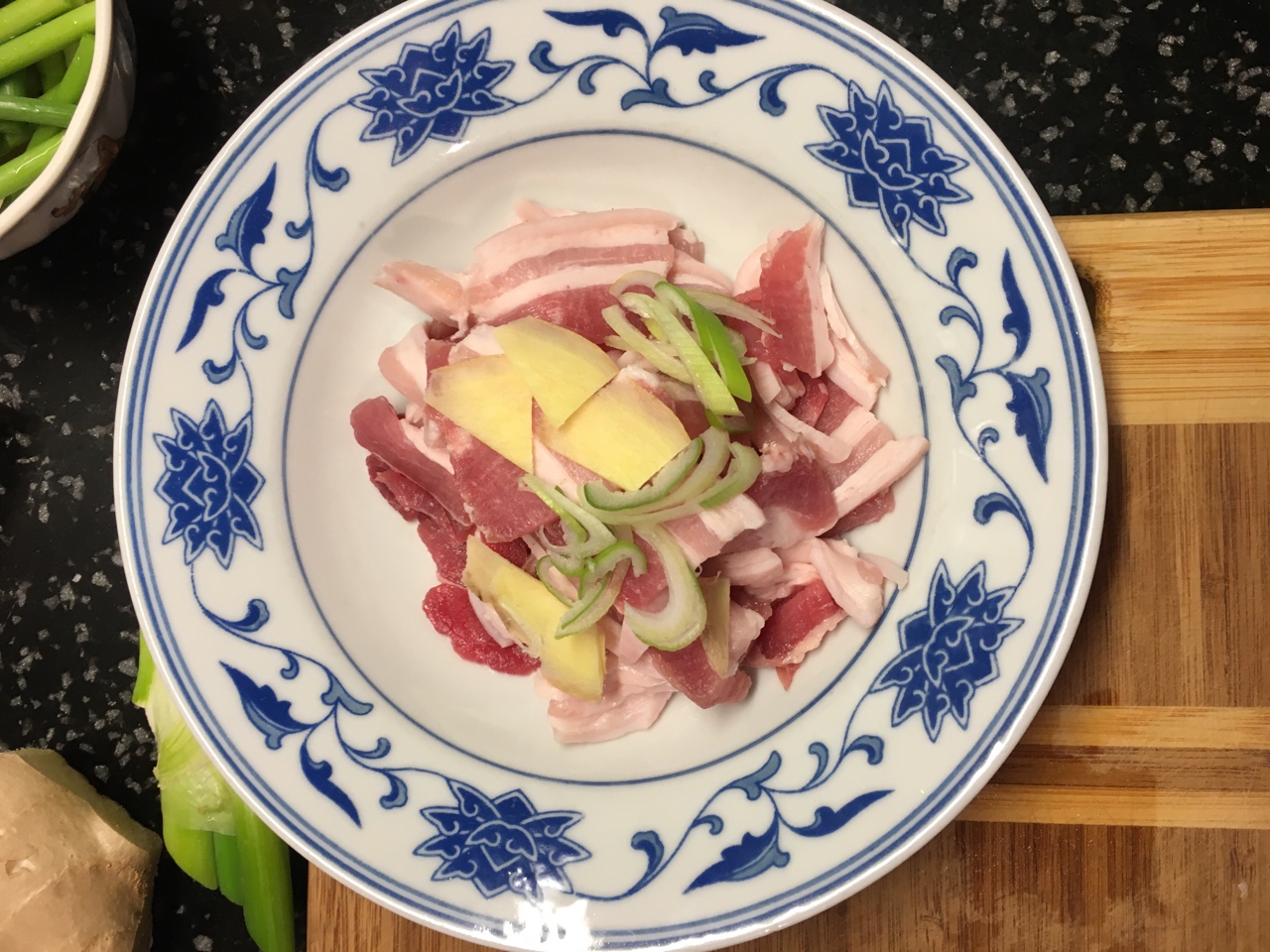 酸菜粉皮炖白肉的做法 步骤5