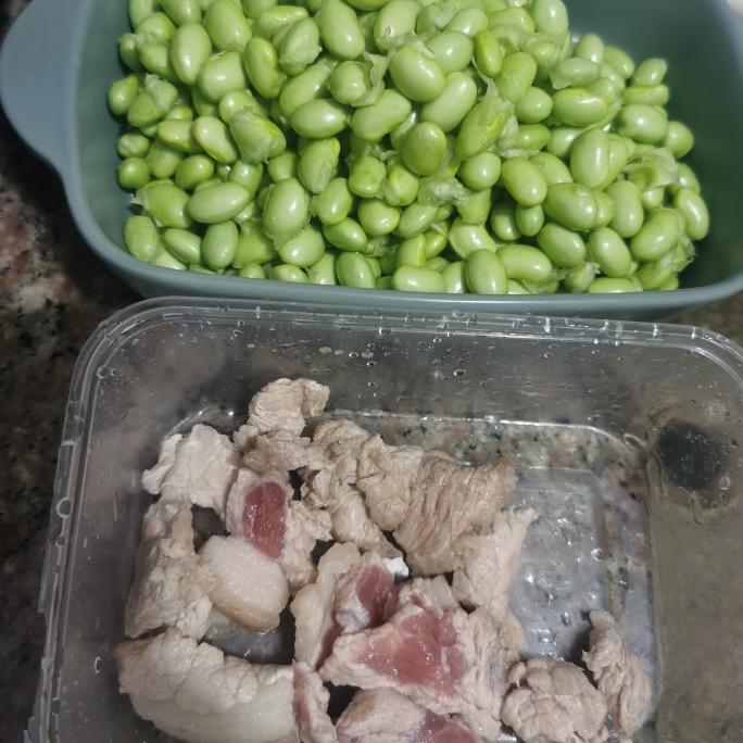 下饭菜：毛豆仁炒肉的做法 步骤1