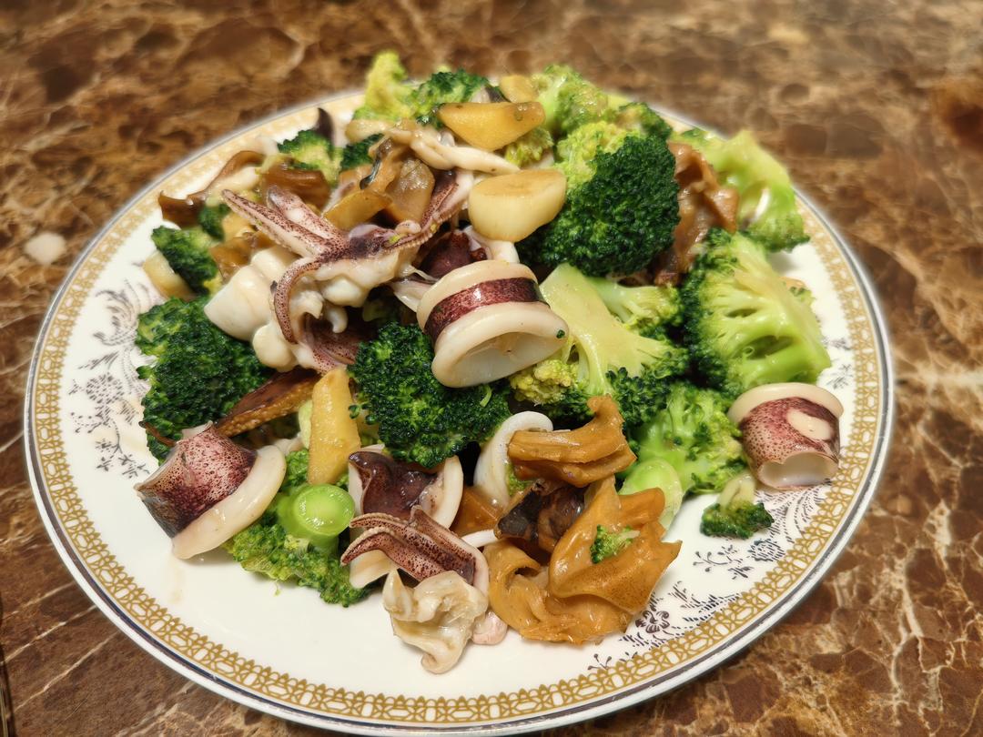 西兰花炒鱿鱼干