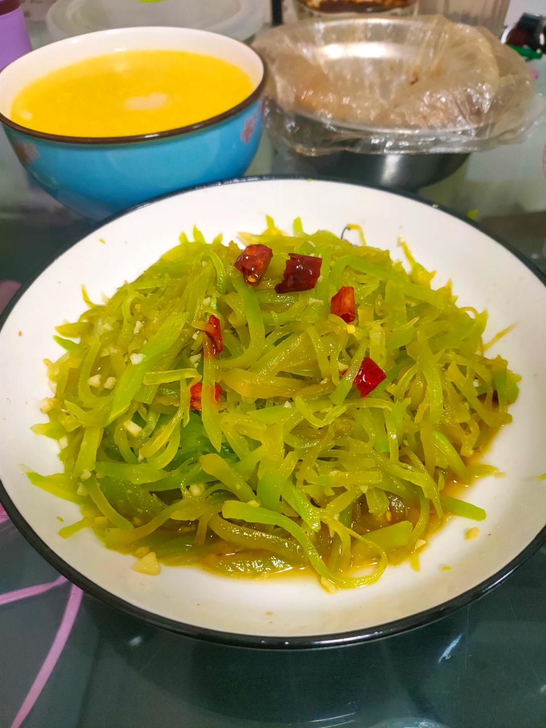 10分钟搞定的快手凉拌菜，清脆爽口的凉拌莴笋丝