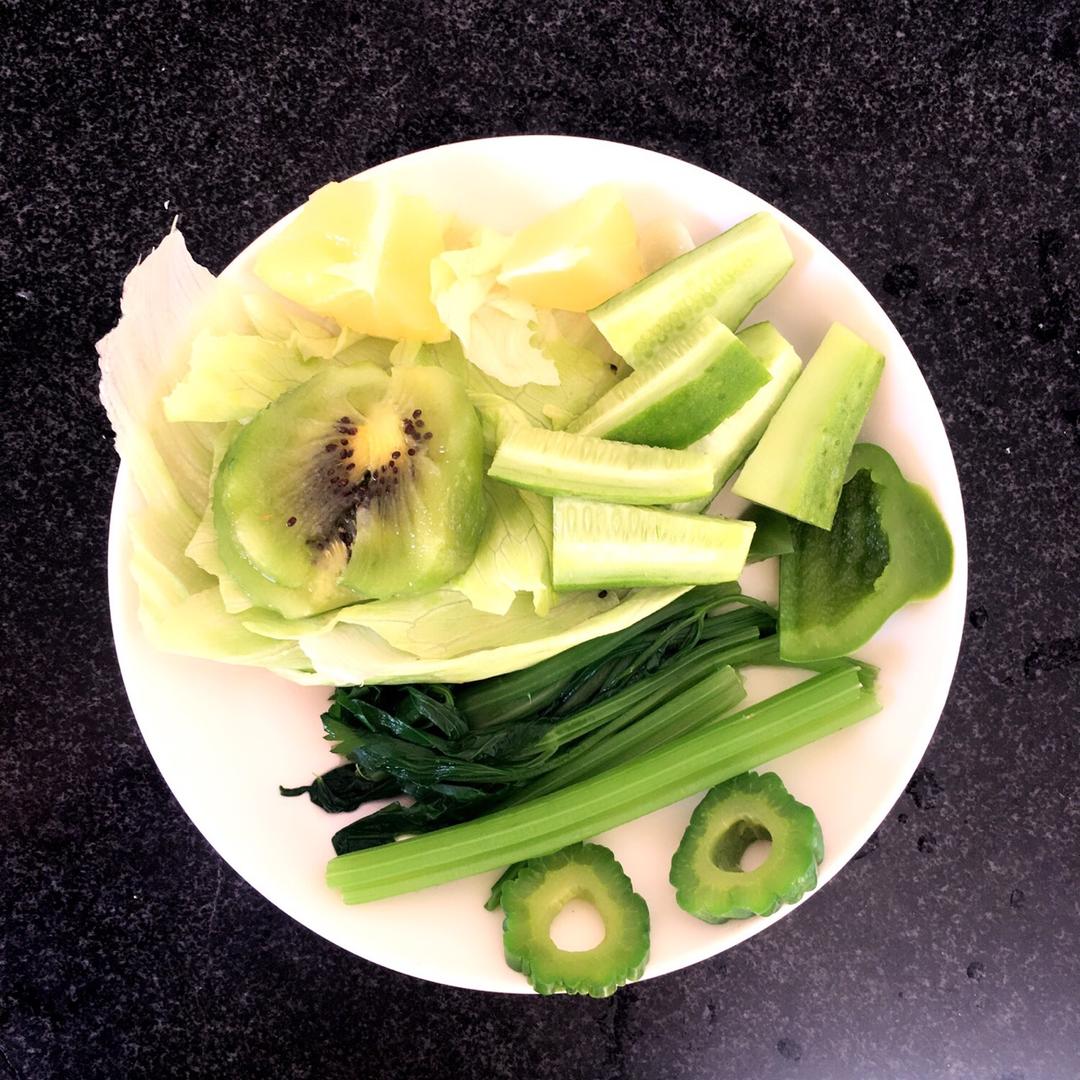自制hey juice排毒果蔬汁。