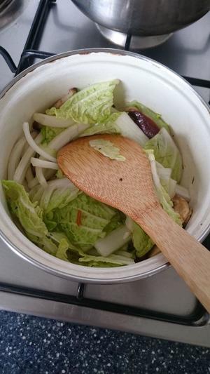 蔬菜版的韩式泡菜锅的做法 步骤3