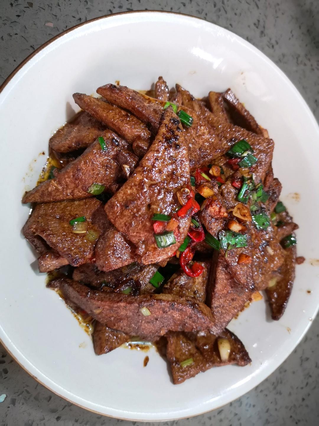 厨师长教你：“小炒猪肝”的家常做法，味道干香很赞，先收藏起来