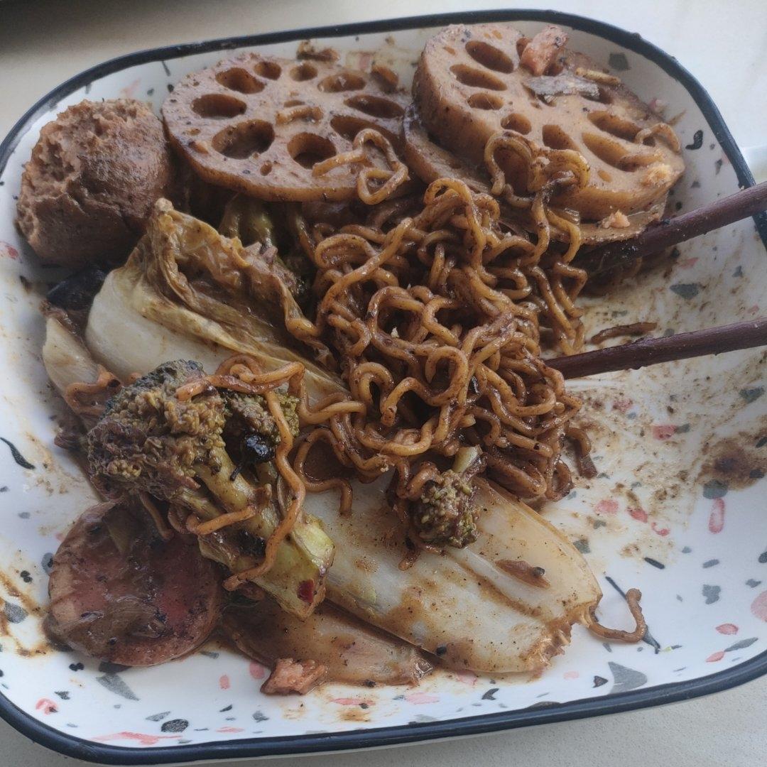 加牛奶煮的麻辣烫（芝麻酱是灵魂）