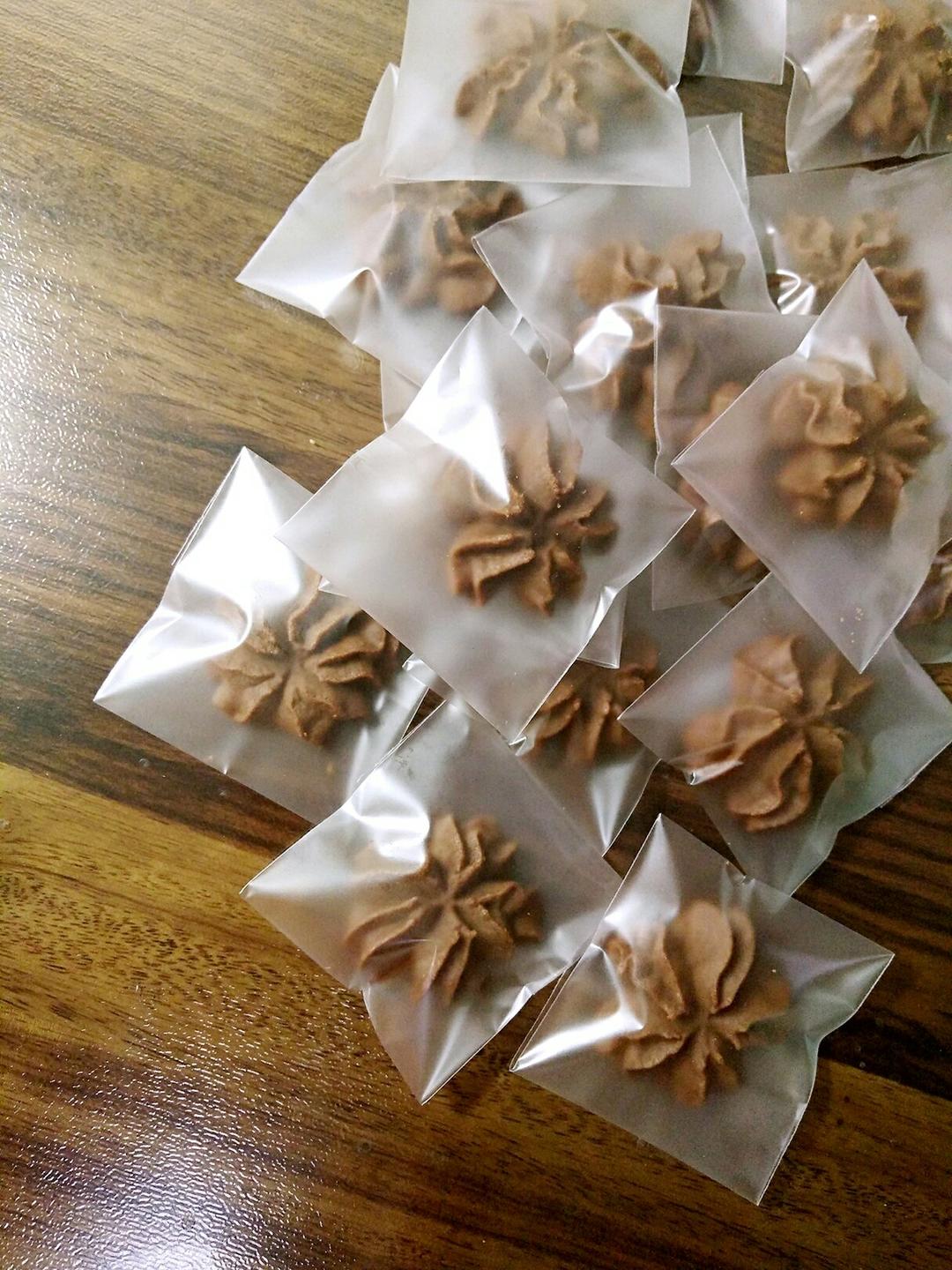 挤花毫无压力的巧克力曲奇