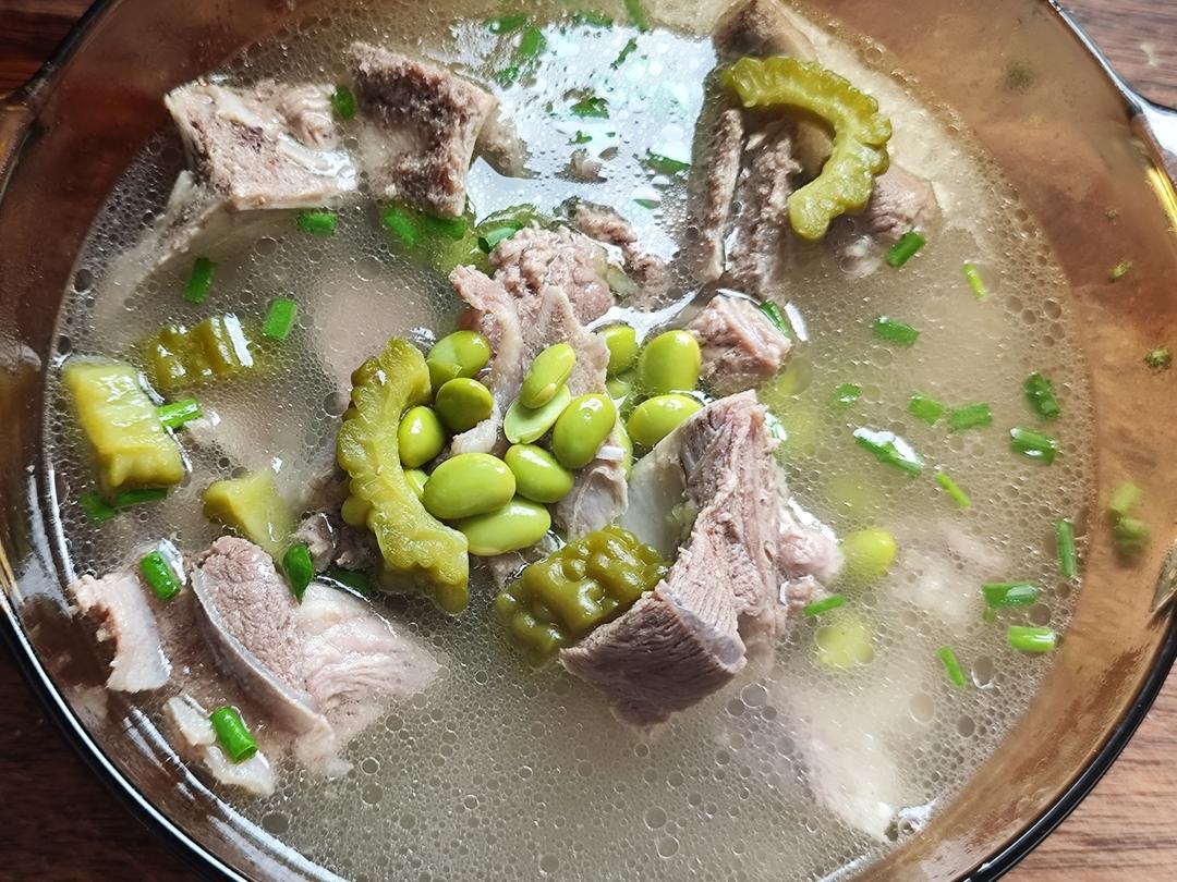 炎炎夏日快手降暑营养好汤：筒子骨苦瓜毛豆汤