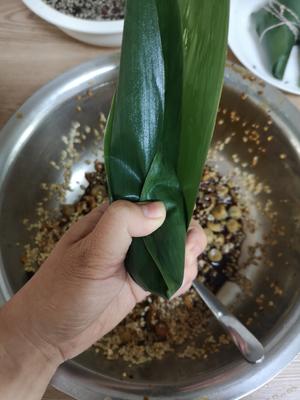 硬核干货：蛋黄肉粽、杂粮豆沙粽、海鲜香菇粽的做法的做法 步骤20