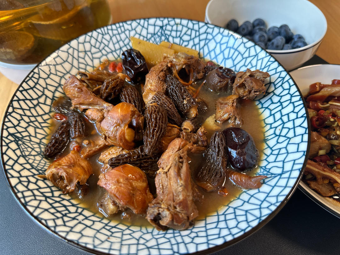 羊肚菌炖鸡肉的做法