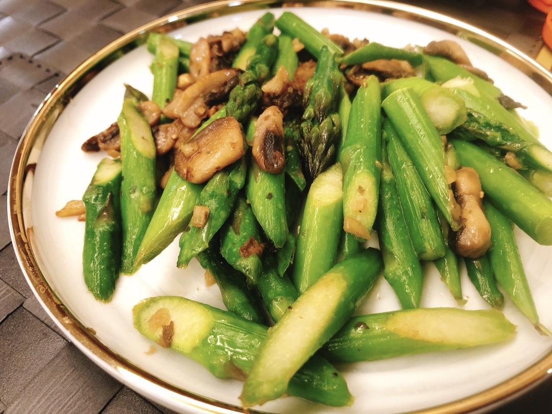 芦笋炒蘑菇