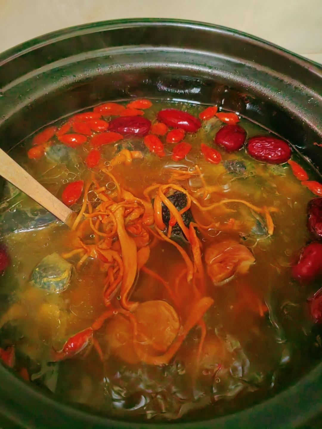 虫草花板栗乌鸡汤