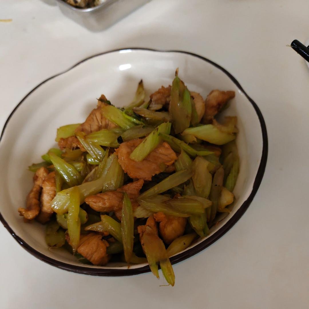 怎样炒出饭店级别的幼嫩西芹（附正确的西芹处理手法）