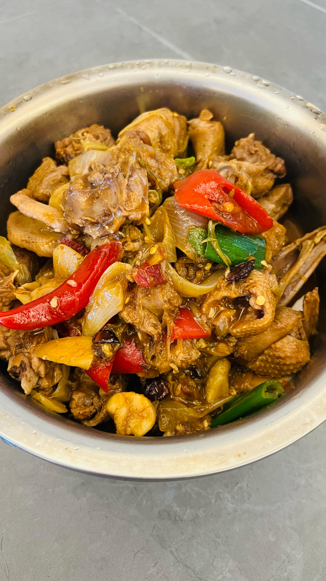 传统正宗的啤酒鸭配方和做法，鲜嫩香浓，只需炒千万不要焯水