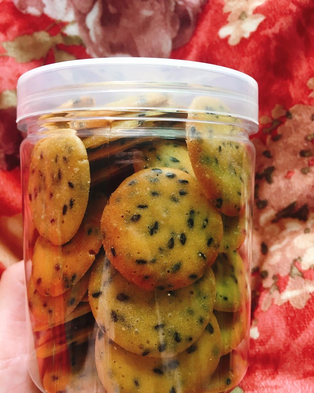 小时候的味道 — 芝麻鸡蛋薄脆饼干