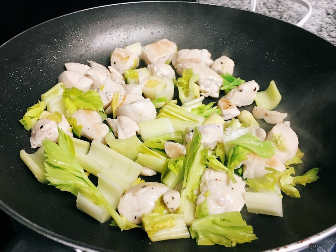 西芹炒鸡胸肉的做法