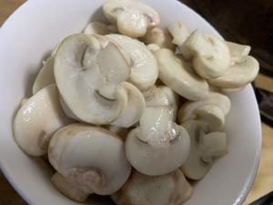 蘑菇鲫鱼汤的做法 步骤3