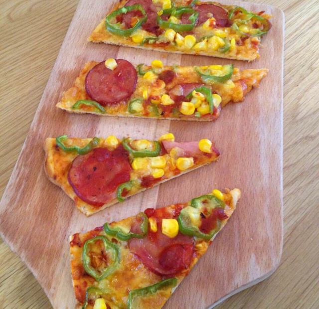 薄饼脆皮火腿pizza
