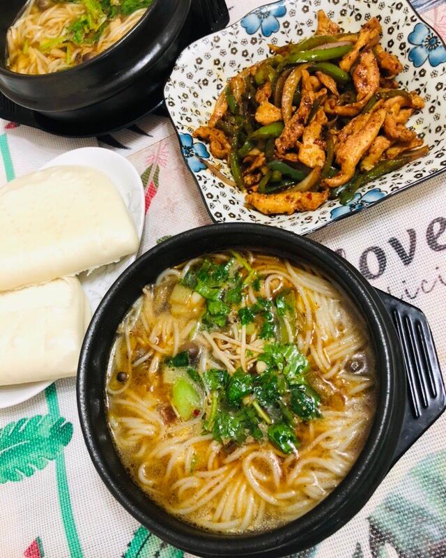 砂锅鸡汤过桥米线