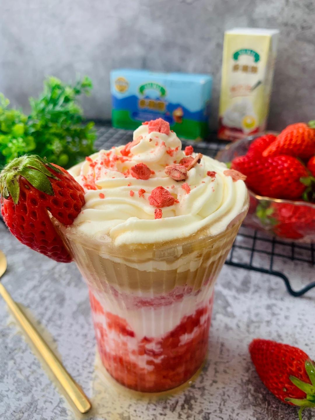 草莓芝士雪顶咖啡的做法