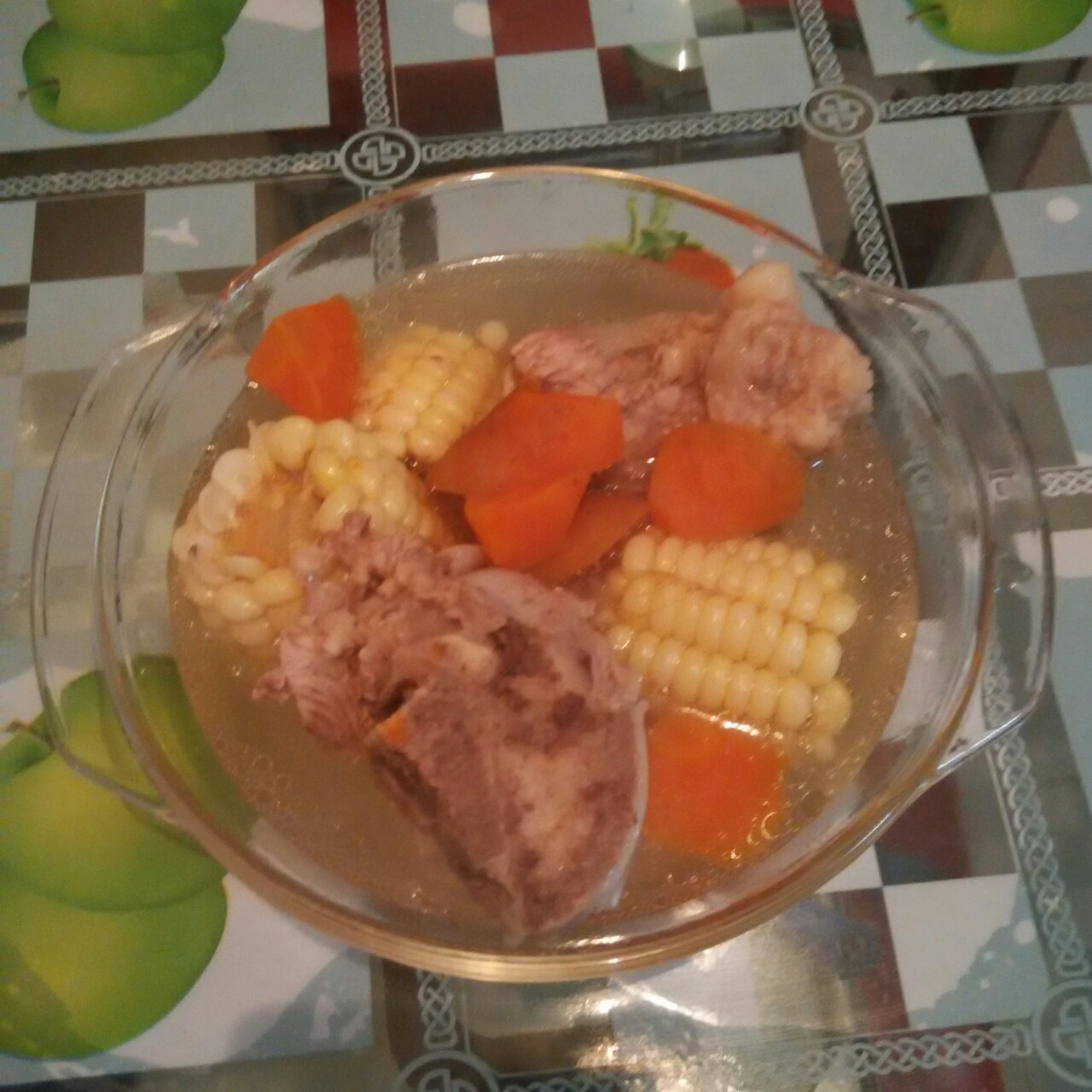 玉米胡萝卜炖大骨头汤