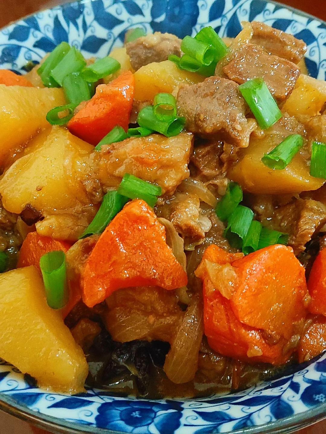 超级香的牛腩炖土豆胡萝卜～～！