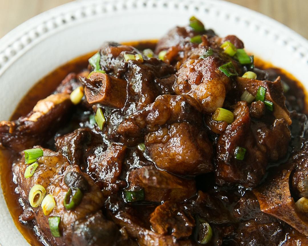 生酮低碳-香喷喷酱烧牛尾，简单硬菜，人见人爱的做法