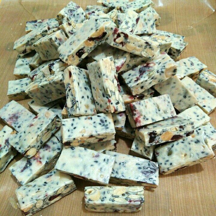 花生牛轧糖——（蔓越莓&黑芝麻口味）