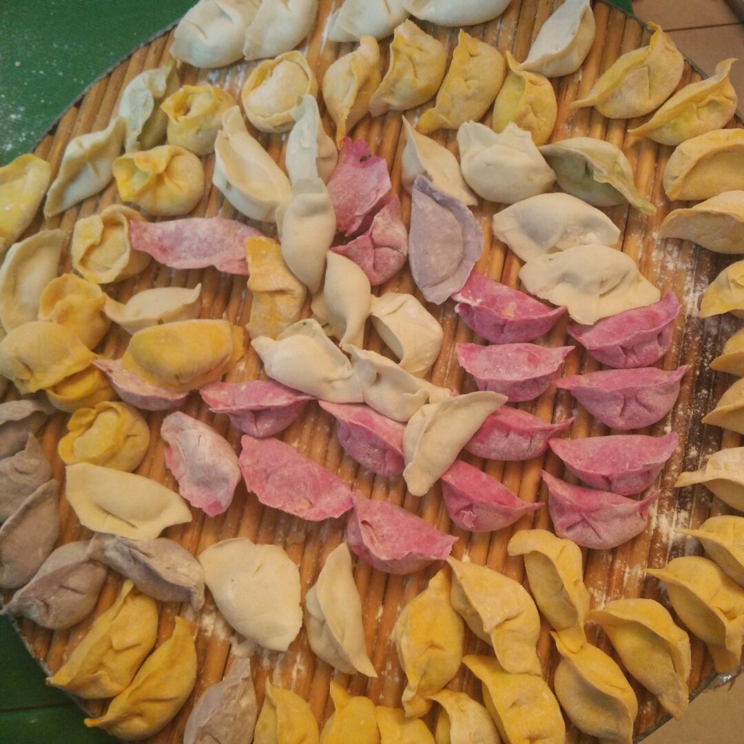 彩色饺子（蔬菜汁）