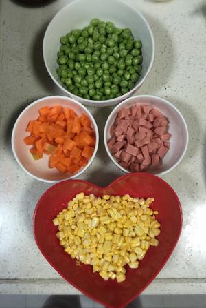 豌豆玉米胡萝卜炒火腿的做法 步骤1