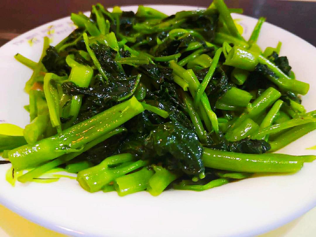 时令蔬菜清炒空心菜