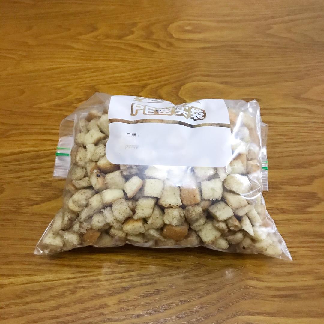 超级简单的焦糖肉桂面包粒