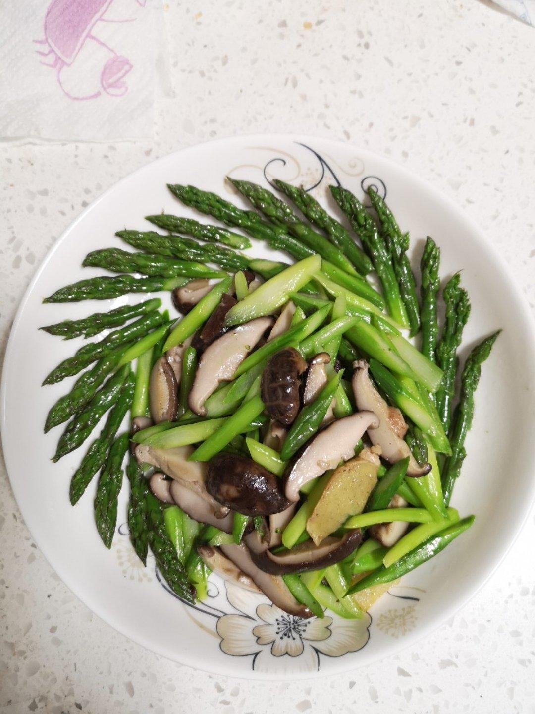 芦笋炒白蘑菇
